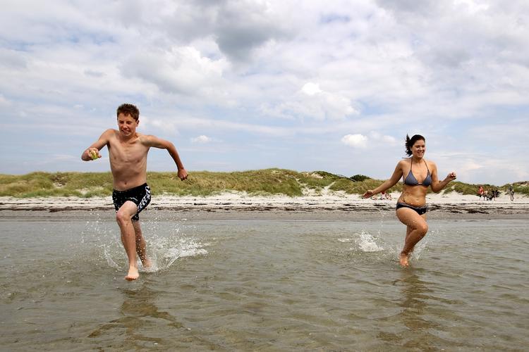 BADENYMFER. Badevandet er fortsat ikke varmet så meget op. De fleste steder ligger temperaturen på mellem 16 og 18 grader. Arkivfoto. 