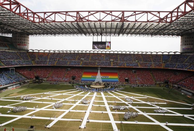 Plads. Arenaen i Milano bruges også til koncerter og andet. Her er der et show i gang i forbindelse med pave Benedict XVI's besøg i byen for en måned siden. 