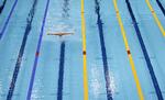 DISKRIMINERENDE. Inviterede svømmere får ikke mulighed for at deltage i mere end en enkelt disciplin i det olympiske bassin, hvor det her er bulgareren Nina Rangelova, der træner forud for lørdagens konkurrencestart. 