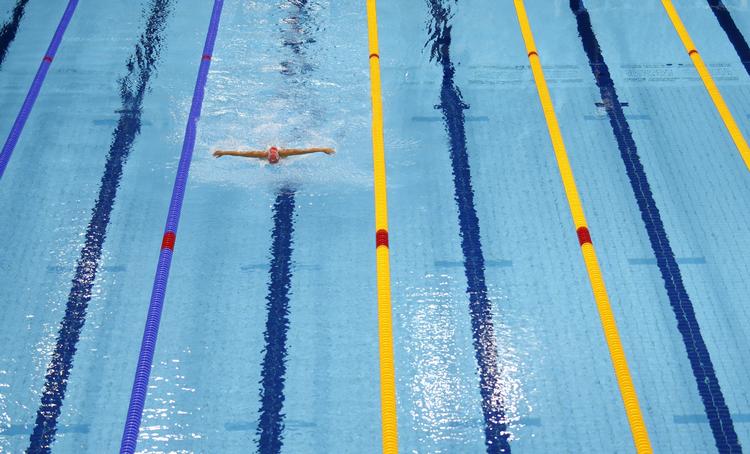 DISKRIMINERENDE. Inviterede svømmere får ikke mulighed for at deltage i mere end en enkelt disciplin i det olympiske bassin, hvor det her er bulgareren Nina Rangelova, der træner forud for lørdagens konkurrencestart. 