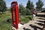 Ventetid. Endnu ånder alt fred og ro i den olympiske park. Vandet risler stille ned i floden Lea, som løber gennem området, og de kendte britiske telefonbokse, som David Stubbs fremviser, pynter som skulpturer. 