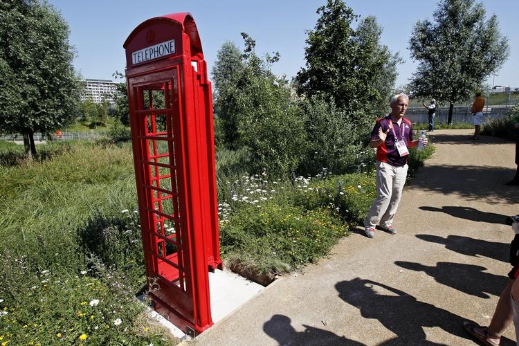 Ventetid. Endnu ånder alt fred og ro i den olympiske park. Vandet risler stille ned i floden Lea, som løber gennem området, og de kendte britiske telefonbokse, som David Stubbs fremviser, pynter som skulpturer. 
