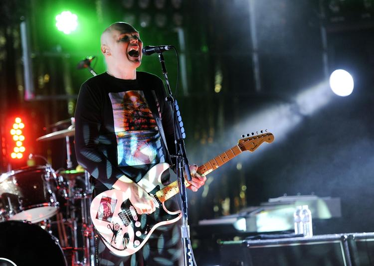 corgan. Billy Corgan er det eneste oprindelige medlem tilbage i Smashing Pumpkins, og han har derfor allieret sig med tre nye bandmedlemmer, der ifølge Politikens anmelder har karisma som et vådt franskbrød. 