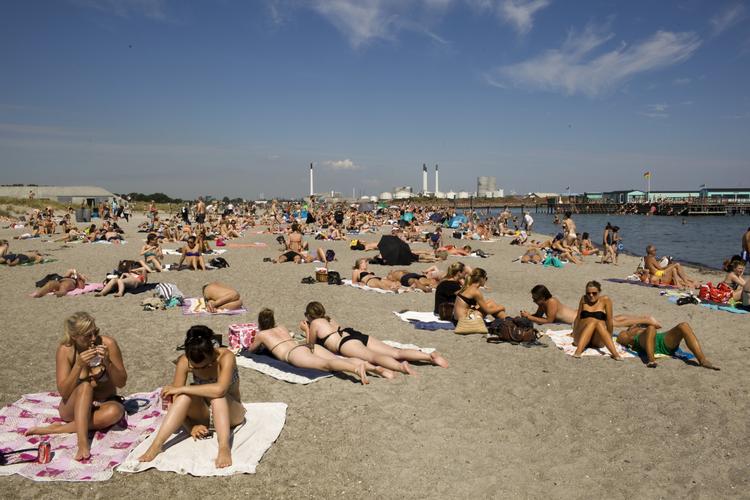 BADETUR. Mange har i dag søgt tilflugt til Amager Strandpark, hvor solens stråler nydes. 