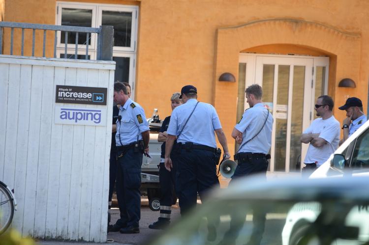 Indsats. Politiet måtte tilkalde hjælp fra forsvarets Rullemarie, da de i dag fandt håndgranat i lejlighed. 