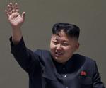Udadvendt. Hele to gange har Kim Jong-un leveret en tale offentligt. Hans far, Kim Jong-il, gjorde det aldrig. 