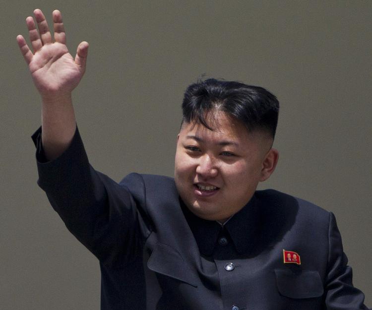 Udadvendt. Hele to gange har Kim Jong-un leveret en tale offentligt. Hans far, Kim Jong-il, gjorde det aldrig. 