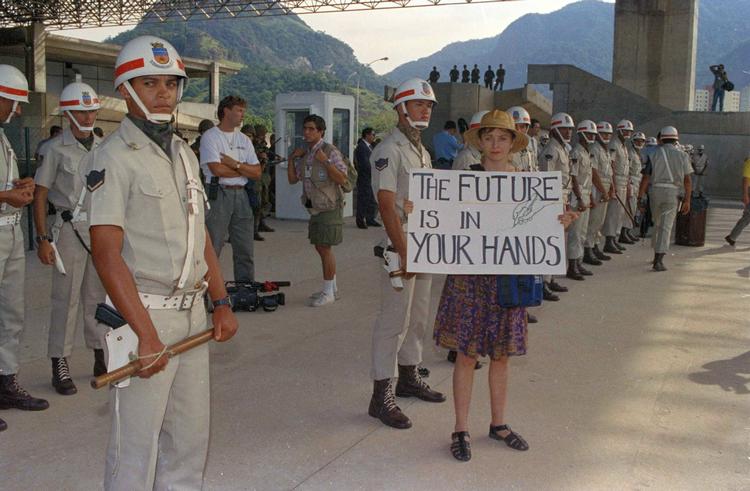 Fortiden. En demonstrant ved Earth Summit i Rio i 1992. Spørgsmålet om, hvilken fremtid vi ønsker, er stadigvæk til debat. 