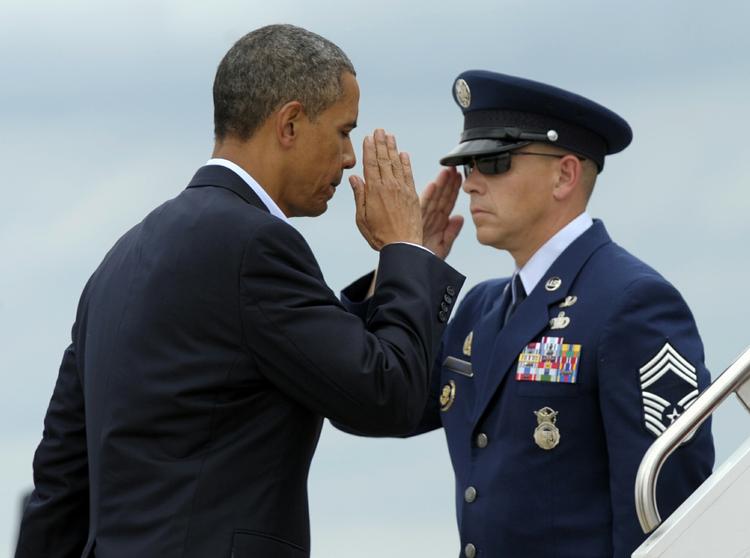 Militærleder. USA's præsident, Barack Obama, er ikke kun den politiske leder af stormagten mod vest, men også Commander in Chief - leder af militæret. 