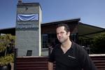 Kaffeaftale. Ejeren af Restaurant Vejlegården,  Amin Skov, lover at stå klar med kaffe og hjemmelavet kransekage, hvis 3F vil mødes. 