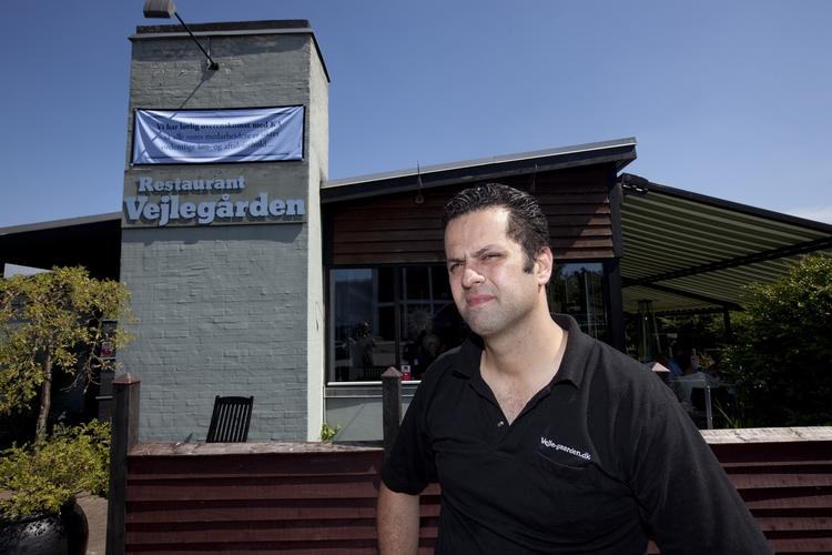 Kaffeaftale. Ejeren af Restaurant Vejlegården,  Amin Skov, lover at stå klar med kaffe og hjemmelavet kransekage, hvis 3F vil mødes. 