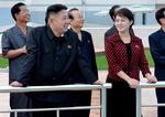 Ægtepar. Ri Sol Ju kigger kærligt på sin nye mand, Nordkoreas enevældige leder Kim Jong-un. 