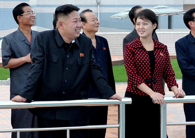 Ægtepar. Ri Sol Ju kigger kærligt på sin nye mand, Nordkoreas enevældige leder Kim Jong-un. 