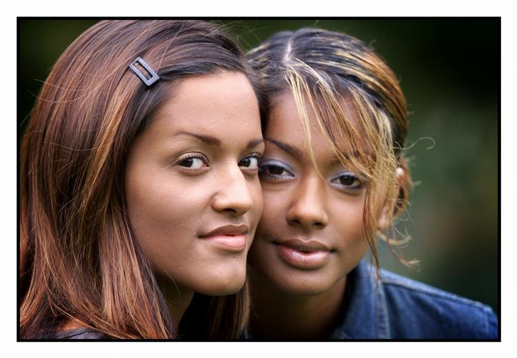 S.O.A.P. Her ses Saseline Sørensen for ca. 12 år siden med søsteren Suriya. Dengang hed fødselaren Line Sørensen og søsteren Heidi. Tilsammen udgjorde de den succesrige popduo S.O.A.P. Siden har Saseline haft en begivenhedsrig tilværelse, hvor hun blandt andet har forfulgt en solokarriere og været tv-vært. 