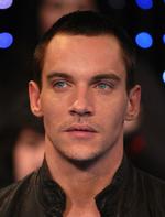 TV. Rhys Meyers med de is-blå øjne passer perfekt til rollen som Dracula. 