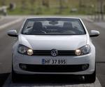 Omklædningsautomatik. VW Golf Cabriolet kan forvandles fra åben til lukket – eller omvendt – på cirka 10 sekunder. Og manøvren kræver kun, at man trykker på en knap.plusser. Golf Cabriolet gør samlet et godt indtryk, men prisen er peb-ret. 