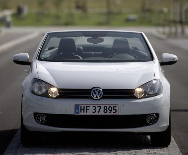 Omklædningsautomatik. VW Golf Cabriolet kan forvandles fra åben til lukket – eller omvendt – på cirka 10 sekunder. Og manøvren kræver kun, at man trykker på en knap.plusser. Golf Cabriolet gør samlet et godt indtryk, men prisen er peb-ret. 