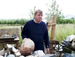 Natur. Erik Varming er stærkt optaget af de materialer, han finder i naturen - som her granit. Frem til 26. august kan man se en udstilling med hans værker på Sorø Kunstmuseum. 