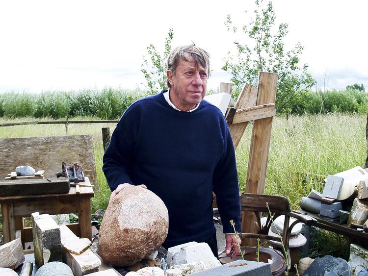 Natur. Erik Varming er stærkt optaget af de materialer, han finder i naturen - som her granit. Frem til 26. august kan man se en udstilling med hans værker på Sorø Kunstmuseum. 