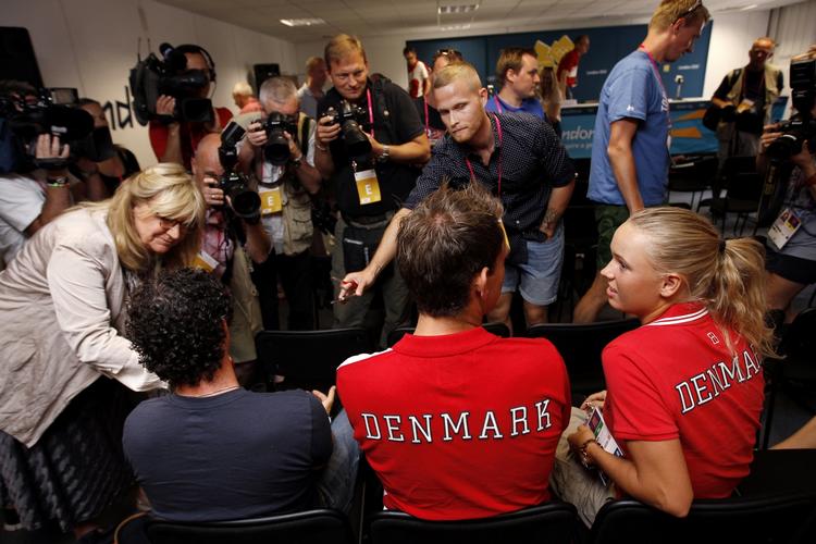 FOTOOBJEKT. Pressen kom på mærkerne, da det danske OL-pressemøde pludselig fik uventet besøg af Rory McIlroy. 