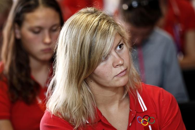 Udelukket. Svømmeren Lotte Friis, der var flagbærer til afslutningsceremonien ved OL i Beijing kommer ikke til at opleve åbningen af OL i London. 