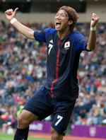 Overraskelse. Japan's Yuki Otsu havde let spil foran David de Gea og scorede målet til 1-0. 