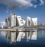 Isbjerget. 11 spidse tietagers høje huse er undervejs. Projektet er tegnet  i et celebert internationalt samarbejde  mellem tegnestuerne Cebra, Search, JDS  og Louis Paillard og vil sikre kommende  beboere maksimalt udsyn til havn og vand.Jens Lindhe 