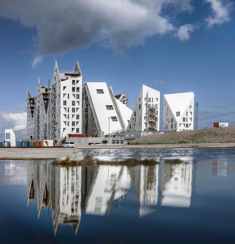 Isbjerget. 11 spidse tietagers høje huse er undervejs. Projektet er tegnet  i et celebert internationalt samarbejde  mellem tegnestuerne Cebra, Search, JDS  og Louis Paillard og vil sikre kommende  beboere maksimalt udsyn til havn og vand.Jens Lindhe 