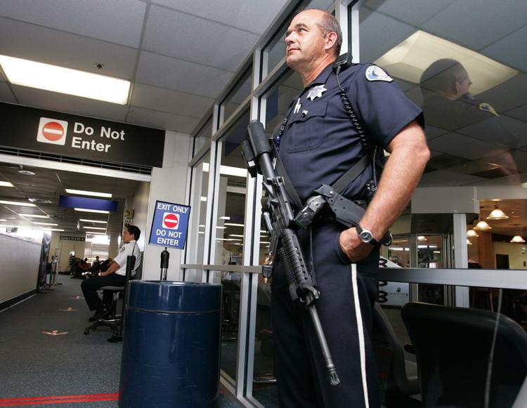 Angrebsvåben. En semiautomatisk angrebsriffel af typen AR-15 blev ifølge politiet anvendt af den formodede gerningsmand under skyderiet i en biograf i Aurora, Colorado, hvor 12 blev dræbt. Her ses denne type riffel båret af en politiassistent i San Jose, men våbnet er lovligt at købe for civile amerikanere. 