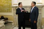 Skeptisk. »Det er svært at vide præcis hvor godt, det vil falde ud«, sagde Mitt Romney om OL i London. Her mødes han med den britiske premierminister, David Cameron. 