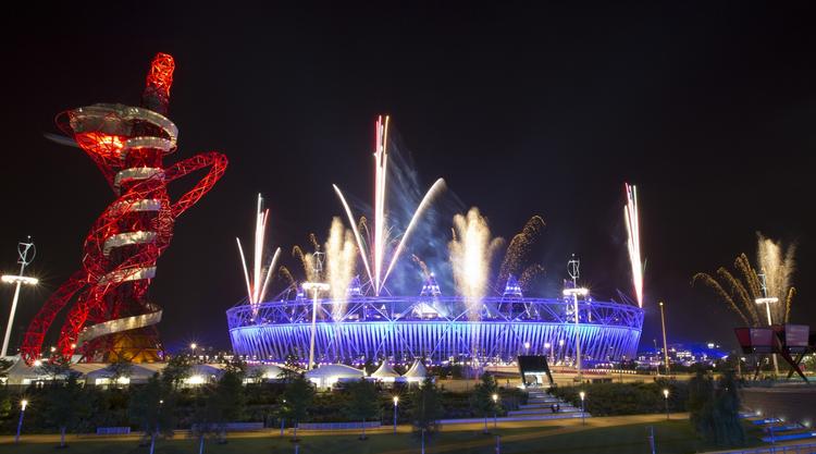 Festaften. Fyrværkeri strålede over det Olympiske Stadion under generalprøven den 25 juli. I aften går det for alvor løs, når hele verden retter kameraerne mod OL i London. 