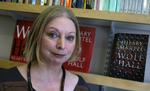 bogpris. Hilary Mantel er favorit til at vinde årets Man Booker-pris. Hun vandt også prisen i 2009 for sin bog 'Wolf Hall'. 
