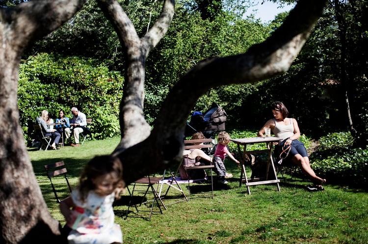 Hjemligt. Hos Funder er det lidt som at være hjemme i nogens have. Meget afslappet. Faktisk så tilbagelænet, at de havde glemt at købe sandvichbrød, da Ibyen var forbi i søndags. 