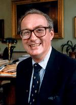 Niels Eilschou Holm var, blandt utallige bestyrelses- og formandsposter, ved siden af hofmarskalen dronning Margrethes nærmeste medarbejder i 20 år - 1997-2007. 