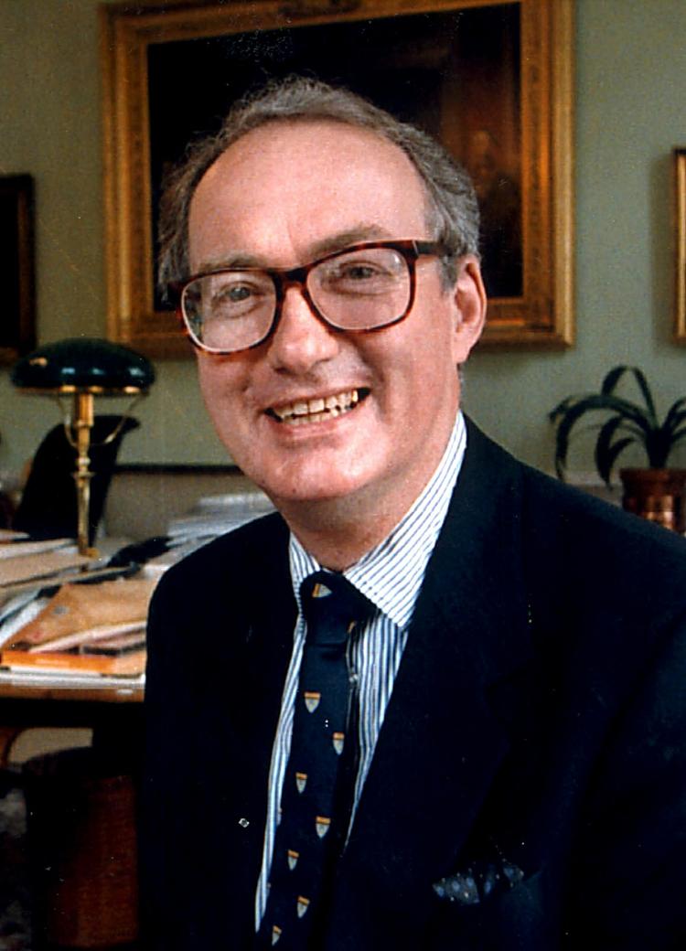 Niels Eilschou Holm var, blandt utallige bestyrelses- og formandsposter, ved siden af hofmarskalen dronning Margrethes nærmeste medarbejder i 20 år - 1997-2007. 