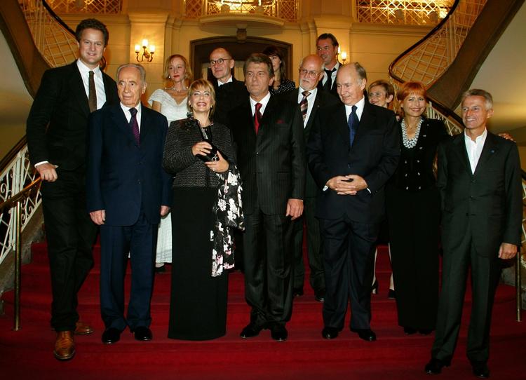 Dødsfald. Skuespillerinden Susanne Lothar (nummer tre fra venstre) ses her sammen med blandt andre Ukraines præsident Viktor Janukovitj, hendes nu afdøde mand Ulrich Mühe, den tyske filminstruktør Florian Henckel von Donnersmarck og Israels præsident Shimon Peres. 