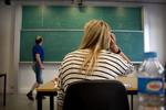 STUDIE. Masser af studerende sveder over bøgerne her i sommerferien. Cirka 2.000 sidder bare i København. 