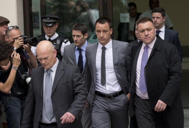 ANKLAGET. John Terry (midten) skal endnu engang forsvare sig mod anklager om racisme. 