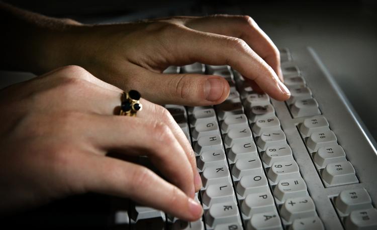 Svindel. Lisbeth Schrøder blev narret til at betale 1.900 kroner for en ubrugelig oprydning på sin pc, men kunne ikke umiddelbart få sine penge igen. Arkivfoto 