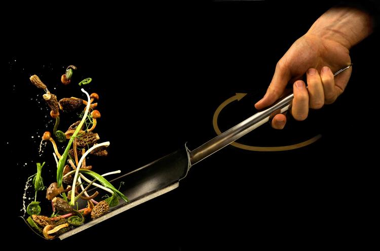 Sauté. Andet bind af 'Modernist Cuisine' helliger sig udelukkende teknikker og udstyr, som her sautering i overskåret stegepande.Foto: Ryan Matthew Smith og Nathan Myhrvold 