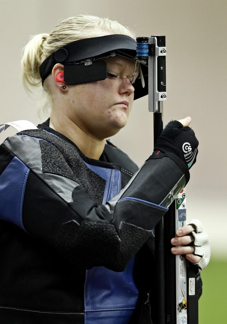 bittert. Kun 0,2 point skilte Stine Nielsen fra en OL finale efter omskydning i 10 meter riffel. 