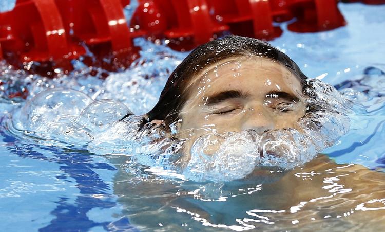 snævert. USA's Michael Phelps puster ud efter sin første optræden ved OL. 