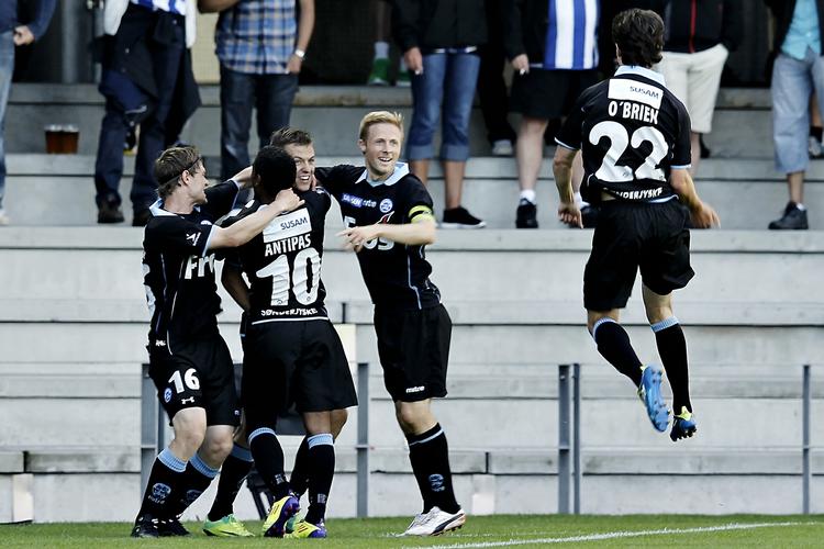 JUBEL. Sønderjyskes spillere var i ekstase over det sene sejrsmål. 