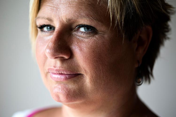 Snoldefrit. Yvonne Bøttern har sat efterlønspengene i banken som sikkerhed, hvis der skulle ske hende noget. En del af dem skal sættes ind på kapitalpensionen. Foto: Lars Just 