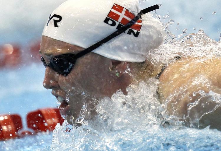 Kontroversiel. Badehætterne var tæt på at koste det danske 4x100 meter fri-hold deltagelsen ved OL. 