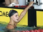 badehætte. Pernille Blume blev dybt distraheret af OL-officials i forbindelse med  4X100 meter-konkurrencen. 