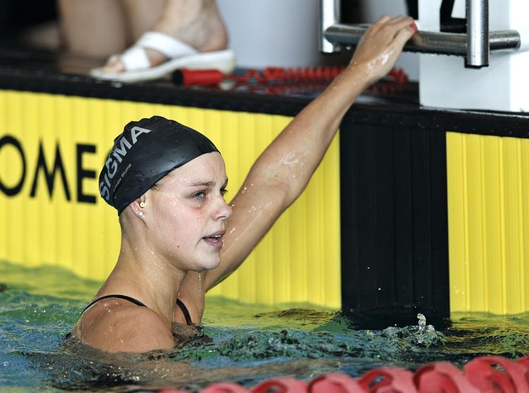 badehætte. Pernille Blume blev dybt distraheret af OL-officials i forbindelse med  4X100 meter-konkurrencen. 