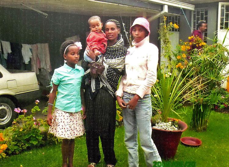 Afsked. Genet Kedir er for sidste gang sammen med sine tre børn. Det er Tigist (Amy) til venstre, Bizuayehu på armen og storesøster Bethlehem til højre, den dag i august 2009, hvor hun tager afsked med de to yngste på Danadopts kontor i Addis Ababa. 