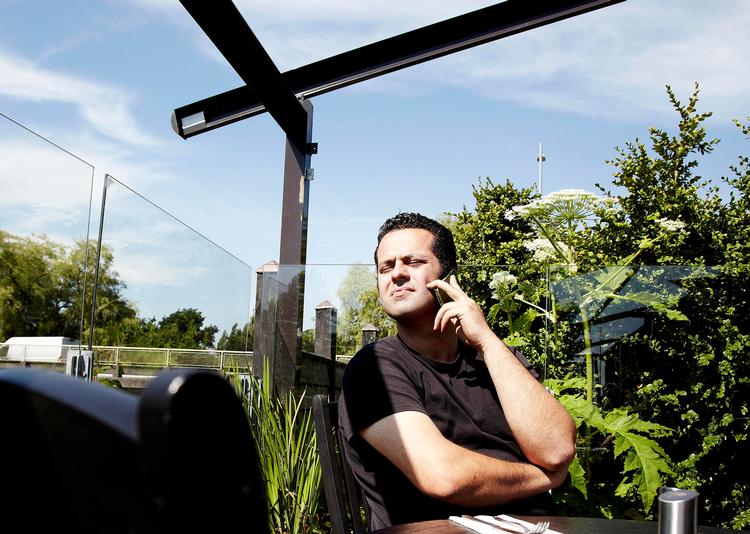 Vejlegården. Amin Skov Badrbeigi kom fra Iran og lærte i Tølløse, hvordan man opfører sig som dansker. Det er  de principper, han holder sig til på Vejle- gården. Foto: Hans Christian Jacobsen 