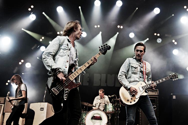 Job. The Blue Van på scenen på Skanderborg Festival i 2011. Bassisten Allan Villadsen sidestiller tilværelsen som musiker med en daglejers vilkår. 